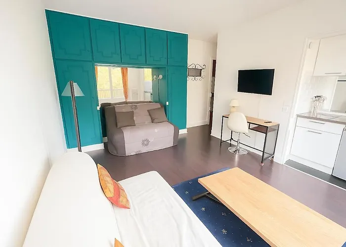 Bright With Stunning Open View 16, Dauphine